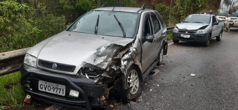 Acidente envolvendo três veículos deixa 7 pessoas feridas na estrada do Forninho