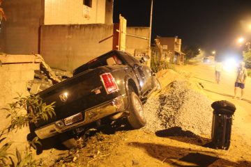 Caminhonete descontrolada destrói muro de residência às margens da MG-129