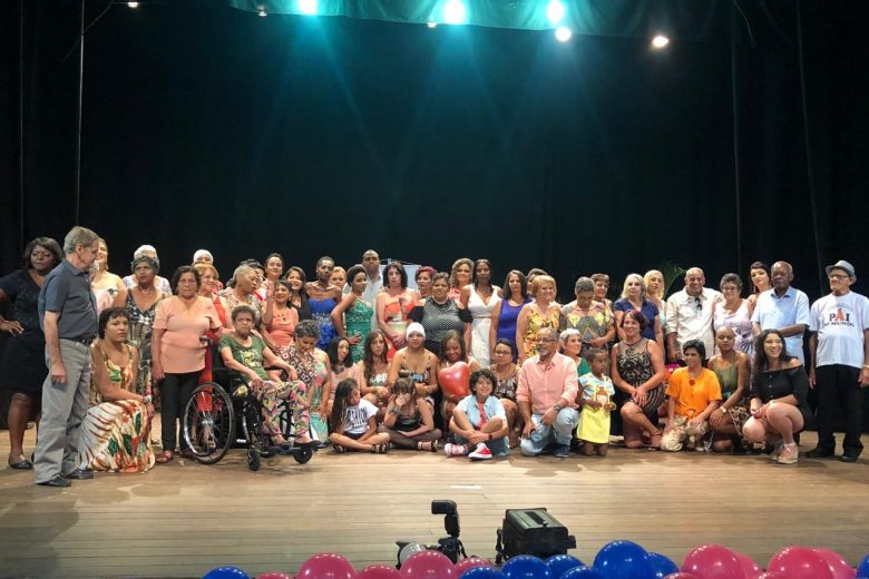 Oncoviva realiza desfile com pacientes em Itabira ; VEJA FOTOS