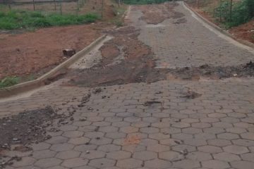 Rua de lama e calçamento com bloquete danificado após chuvas em Monlevade
