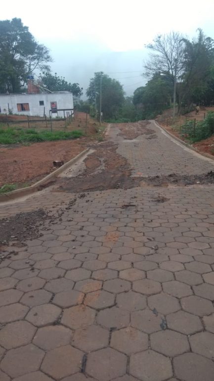 Rua de lama e calçamento com bloquete danificado após chuvas em Monlevade