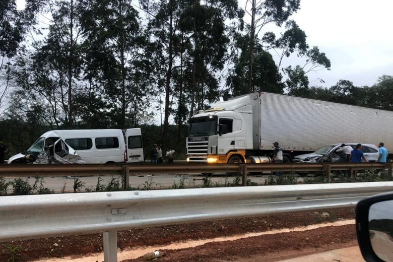 Batida entre Van e carro deixa cinco feridos na BR-381