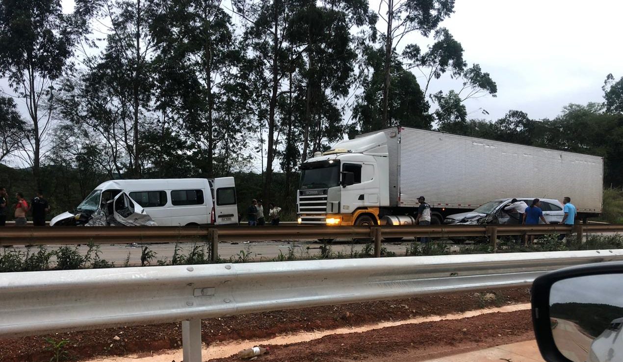 Batida entre Van e carro deixa cinco feridos na BR-381