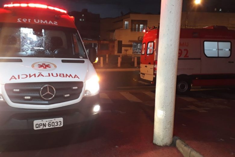 Mulher fica ferida ao capotar caminhonete durante ultrapassagem na estrada do Carmo
