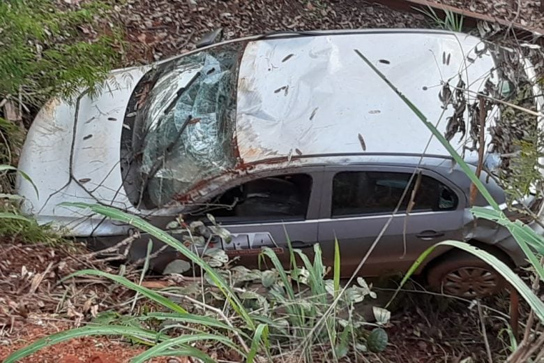 Mulher bate em árvore, capota carro e despenca em barranco na estrada 105