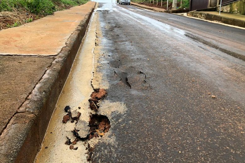 Vereador denuncia estragos em rua recém asfaltada em Monlevade