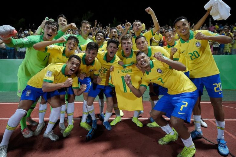 Com gols no fim, Brasil bate o México e conquista Copa do Mundo Sub-17