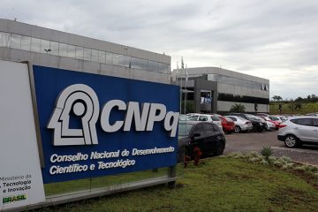 Bolsonaro confirma liberação de R$ 250 milhões para bolsas do CNPq