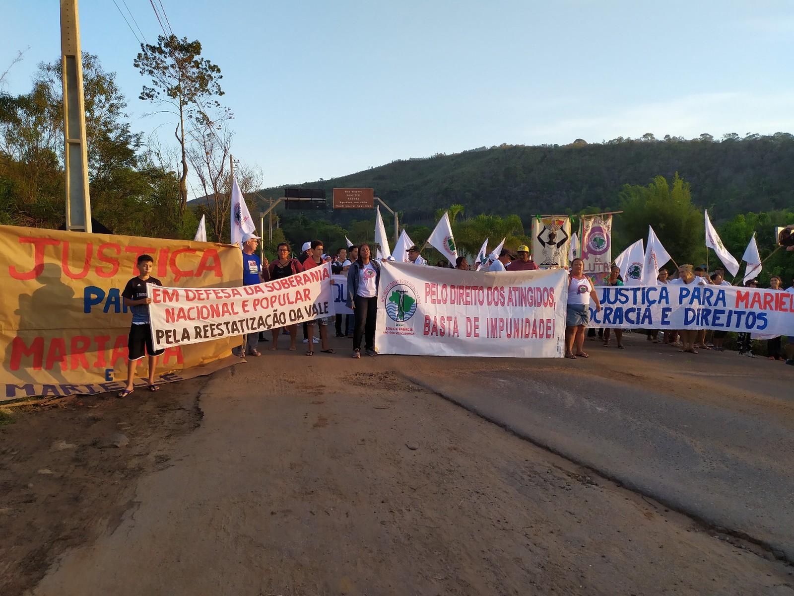 Atingidos por barragens fecham estrada de Mariana para lembrar quatro anos de tragédia
