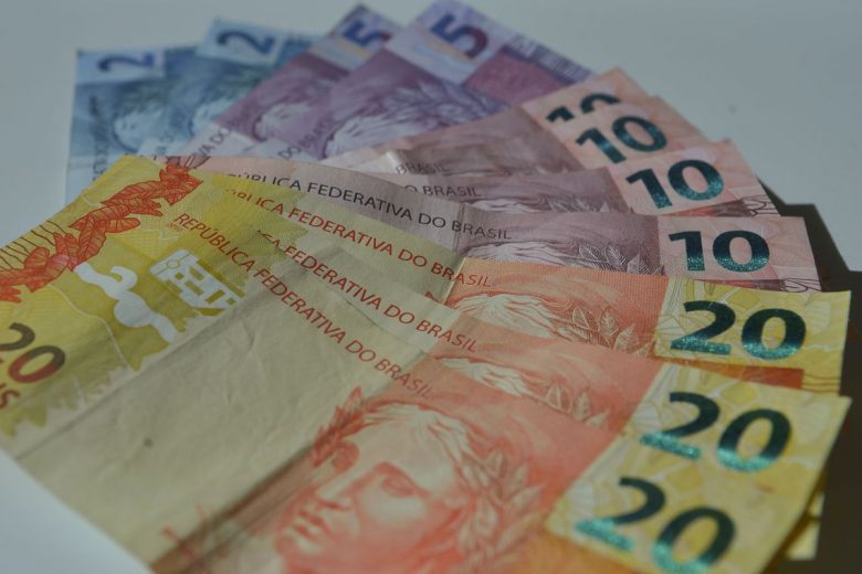 Governo reduz estimativa de salário mínimo para 2020