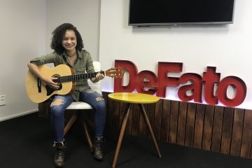 Grupo DeFato recebe visita de Rebeca Kennye, jovem talento da música