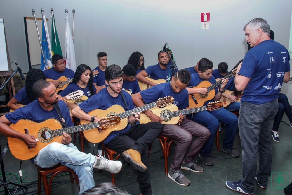 Crianças e adolescentes fabricam instrumentos musicais em Barão de Cocais