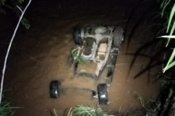 Jovem morre após capotar caminhonete e cair em rio de Nova Era