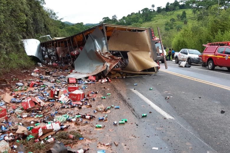 Carreta carregada com bebidas tomba e deixa dois feridos na MG-434