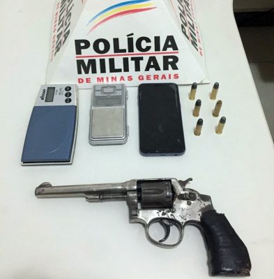 PM apreende revólver e suspeito foge pulando telhados em Itabira