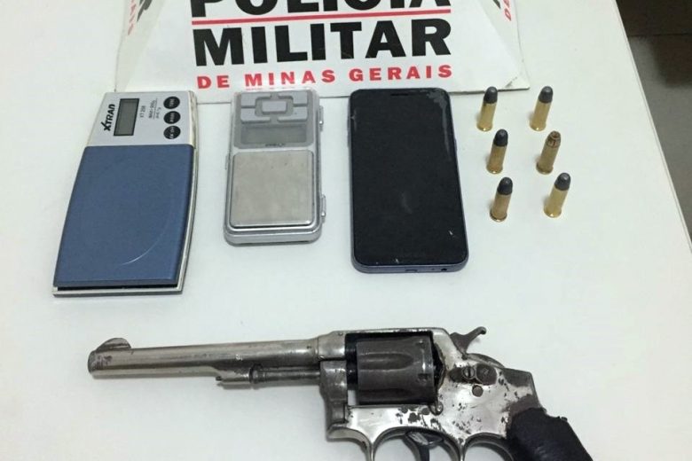 PM apreende revólver e suspeito foge pulando telhados em Itabira 