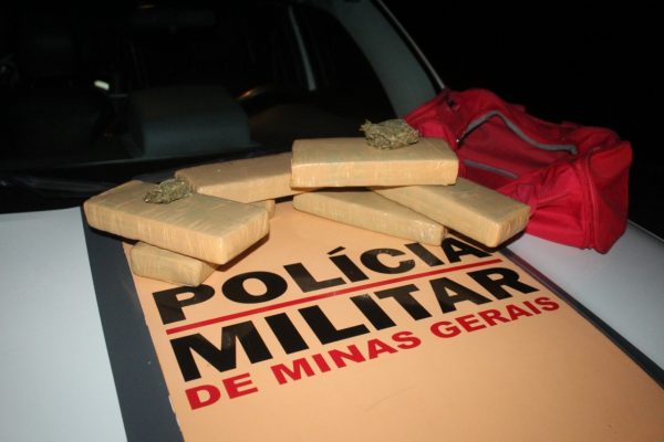 PRE prende suspeito de tráfico com seis barras de maconha na MG-129