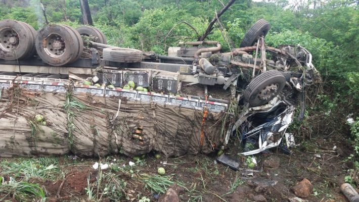 Caminhão tomba em trecho da BR-381 e deixa trânsito lento