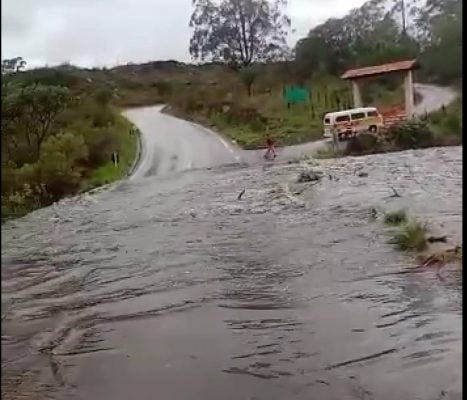 Trecho de rodovia inunda e impede acesso a Serra do Cipó