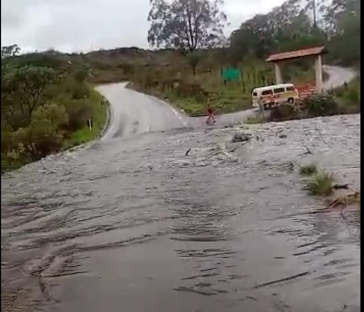 Trecho de rodovia inunda e impede acesso à Serra do Cipó