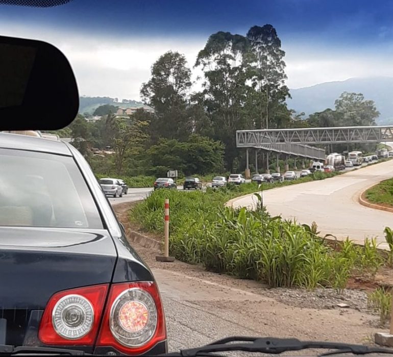 Acidentes em Nova União e São Joaquim de Bicas deixam trânsito lento na BR-381