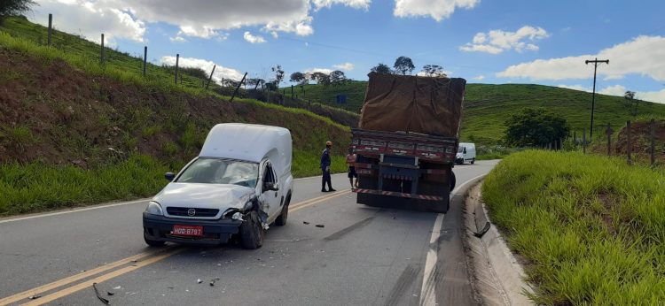 Motorista força ultrapassagem e bate de frente com caminhão na MGC-120