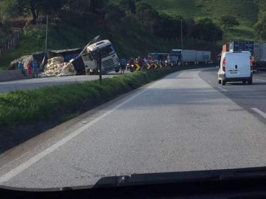 Carreta tomba e interdita parcialmente BR-381 em Caeté