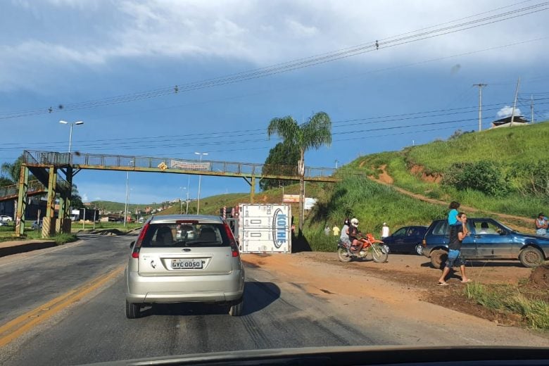 Caminhão tomba no trevo de Monlevade