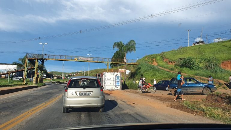 Caminhão tomba no trevo de Monlevade