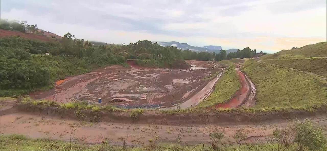 Barragem transborda devido à forte chuva em Congonhas