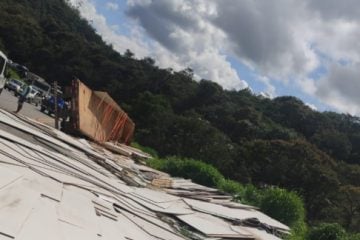 Carreta tombada interdita parcialmente BR-381 em São Gonçalo