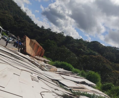 Carreta tombada interdita parcialmente BR-381 em São Gonçalo