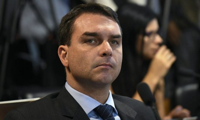 Flávio Bolsonaro rebate crítica de Huck à ingerência política na Vale: "Fez o L"