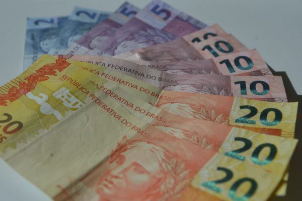 Lei de Diretrizes Orçamentárias prevê salário mínimo de R$ 1.294 em 2023
