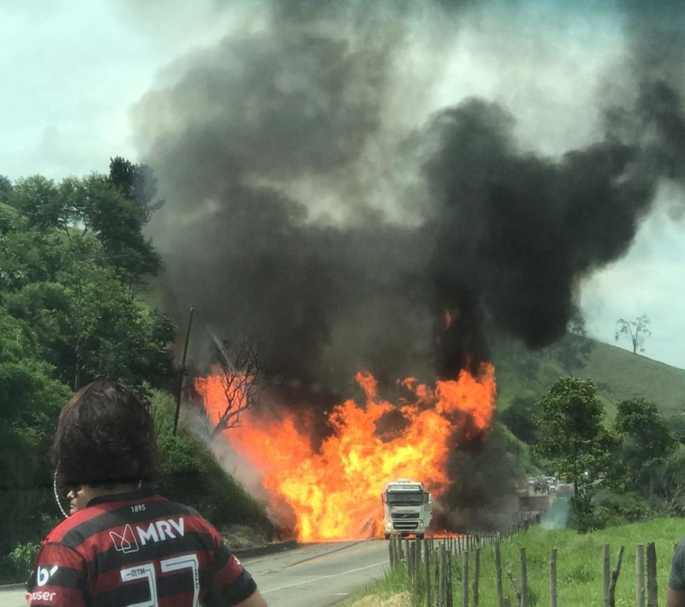 Uma pessoa morre em acidente com explosão de carreta na BR-381, em Nova Era
