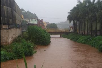 Cheia de rio causa tensão e moradores de Barão de Cocais temem inundação