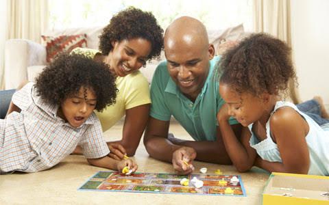 Jogos de tabuleiros podem ser boas opções para a diversão nestas férias escolares