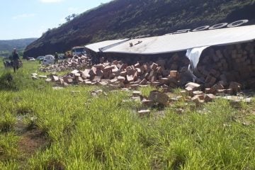 Carreta tomba na BR-381 e deixa o trânsito lento na manhã desta segunda