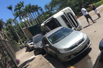 Carreta tomba e atinge quatro veículos em frente a ArcelorMittal Monlevade
