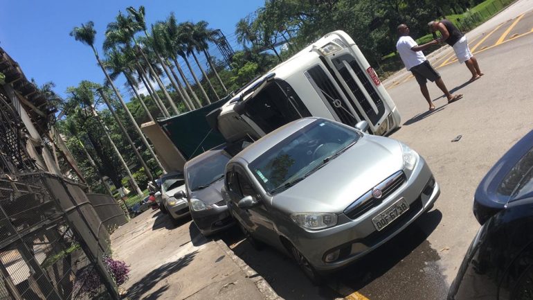 Carreta tomba e atinge quatro veículos em frente a ArcelorMittal Monlevade