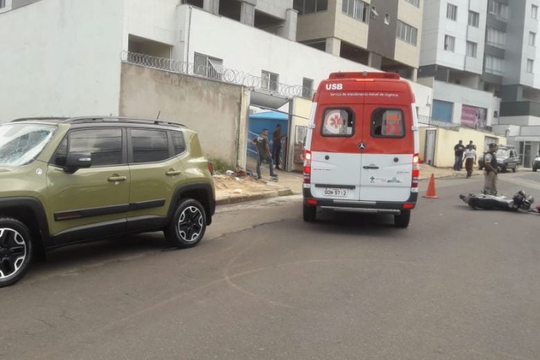 Mulher é socorrida em estado grave após batida entre moto e carro