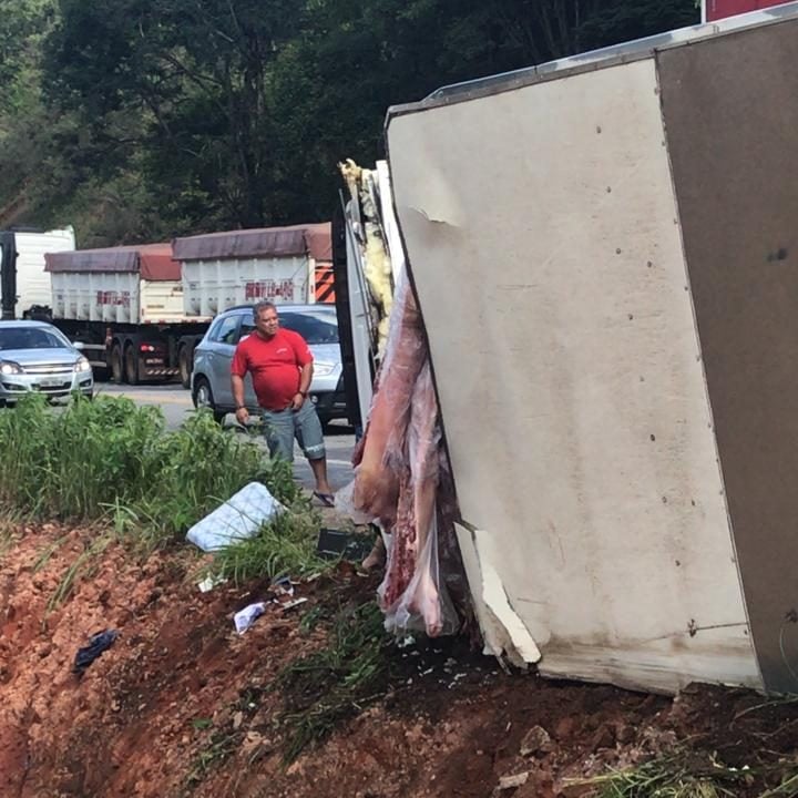 Carreta com carne tomba na BR-381 e PRF evita saques