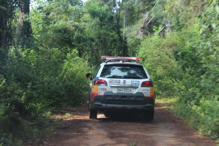 Carro roubado é encontrado abandonado na estrada de Itambé do Mato Dentro