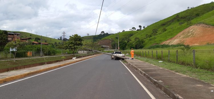 Caminhote destrói poste