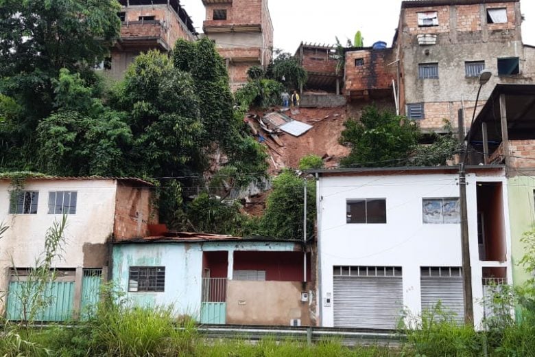 Deslizamentos obrigam pelo menos 30 pessoas a saírem de casa em Itabira