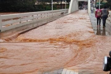 Rio causa estragos em Nova Era e volume do leito deve subir ainda mais