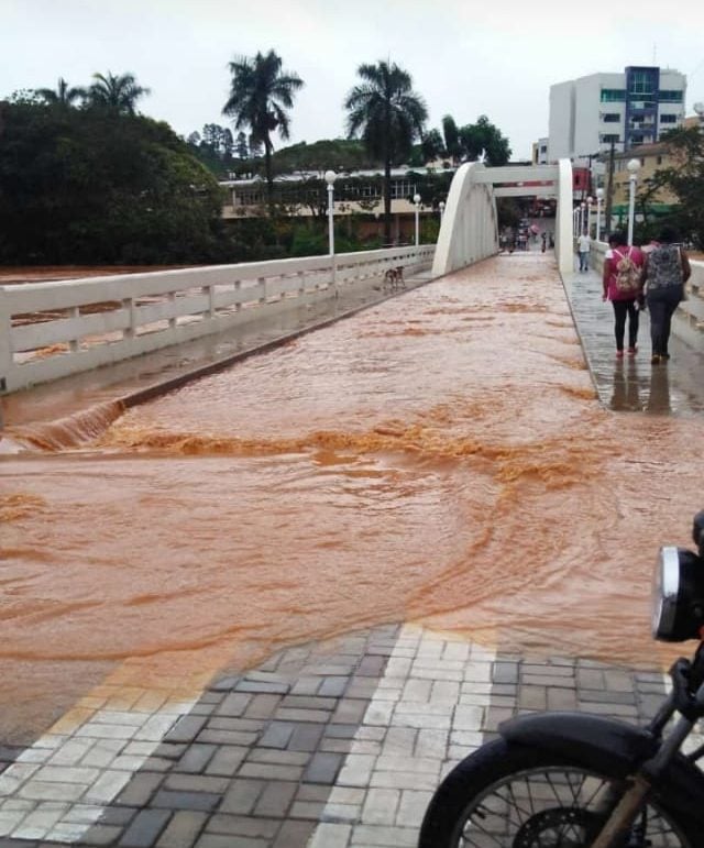 Rio causa estragos em Nova Era e volume do leito deve subir ainda mais