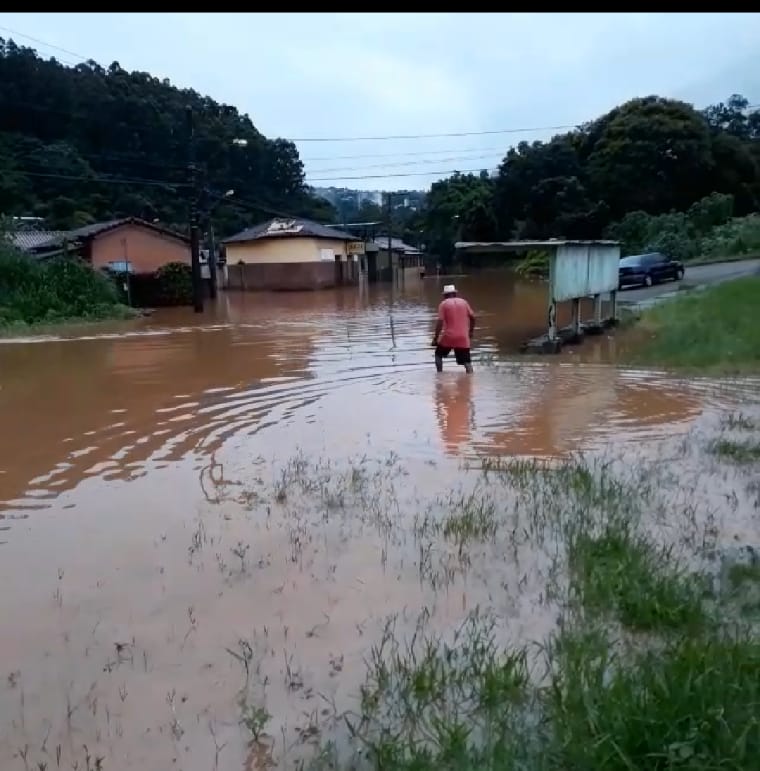 Casas são inundadas e moradores são encaminhados para abrigo em Monlevade