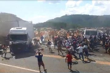 Vídeo mostra multidão avançando em carga de biscoito após destombamento de carreta