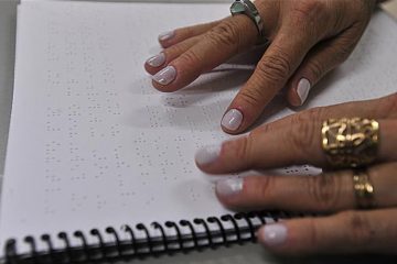 No Brasil, o Inep utiliza o braile para incluir alunos cegos no Enem